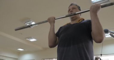 Egzersiz yapmak ve eğitmenle konuşmak