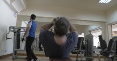 Erkekler situps ve tezgah basın egzersizleri yapıyor