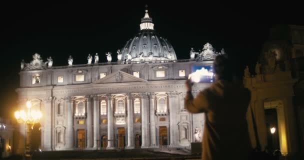 Woman using tablet PC to capture St. Peters Basilica — Stock video