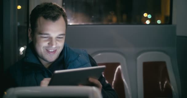 Sorrindo homem no ônibus com tablet computador — Vídeo de Stock