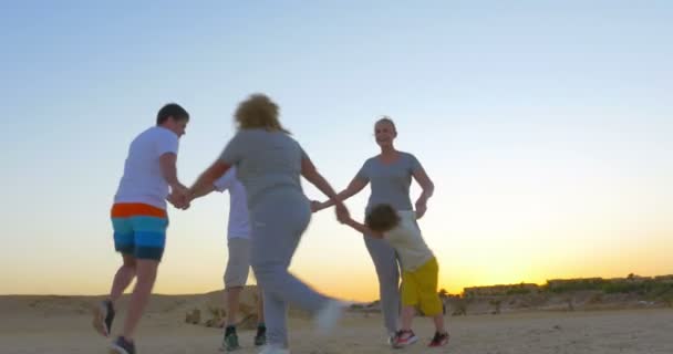 Grote familie cirkel dansen — Stockvideo