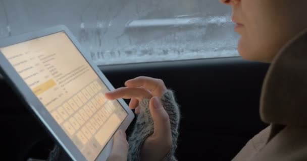 Conversa fácil no carro usando tablet PC — Vídeo de Stock