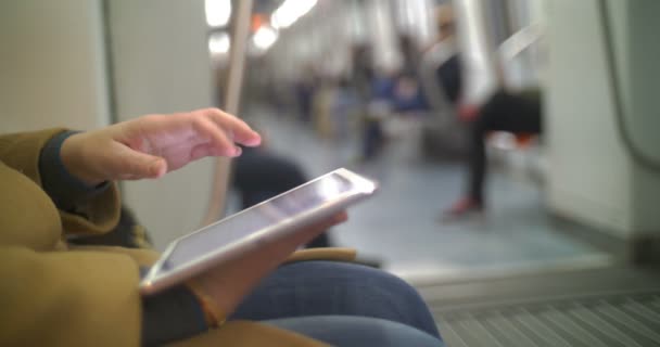 Mujer en tren subterráneo usando tableta PC — Vídeo de stock