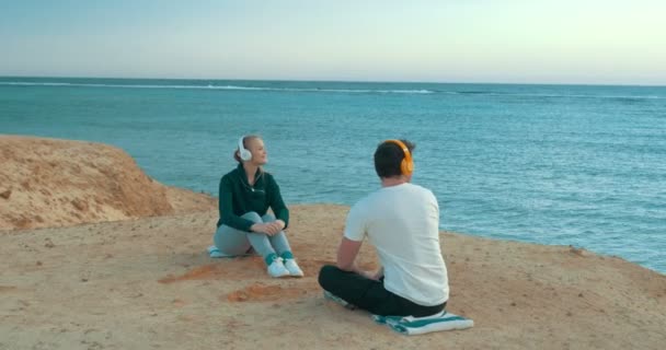 Young people enjoying sea view and music — 图库视频影像