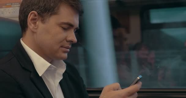 Empresario usando teléfono inteligente durante el viaje en tren — Vídeo de stock