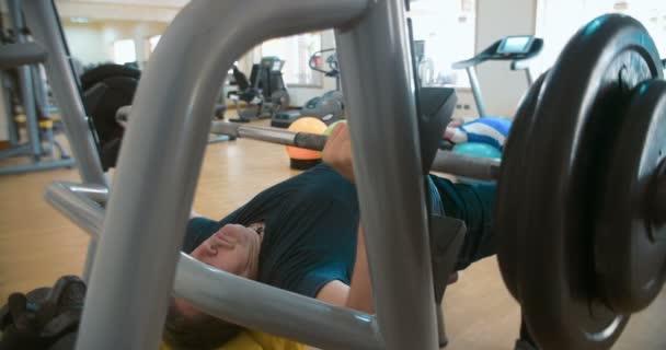 Bench Press oefening maakt hem sterker — Stockvideo