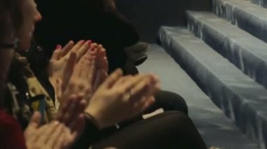 Alkışlarla teşekkür eden minnettar izleyiciler