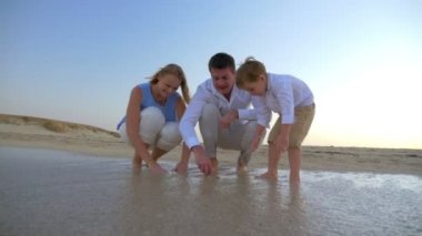 Deniz kenarında vakit aile