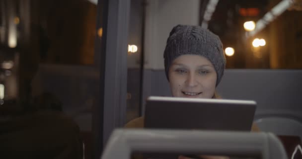 Mujer en el autobús usando tableta — Vídeo de stock