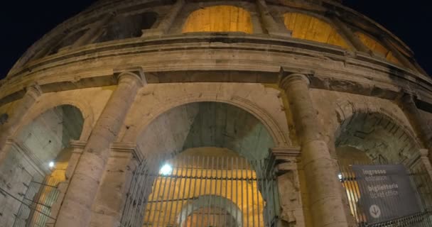 Vista nocturna del famoso Coliseo — Vídeo de stock