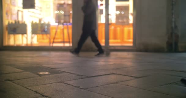 Mensen lopen de straat — Stockvideo