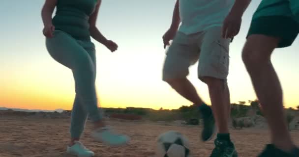 Активна сім'я грає у футбол на пляжі — стокове відео