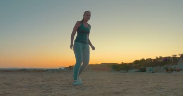 Gente divirtiéndose durante el fútbol jugando en la playa — Vídeo de stock