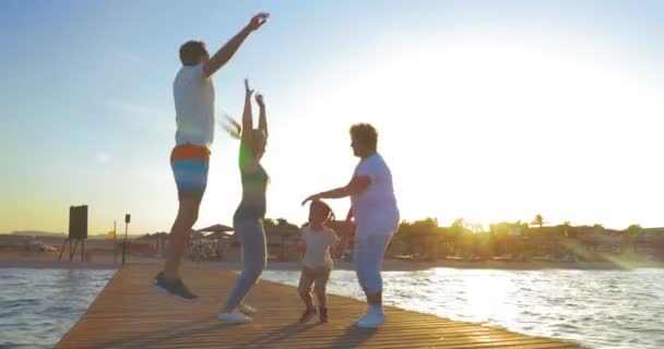 Família se divertindo durante os exercícios matinais — Vídeo de Stock