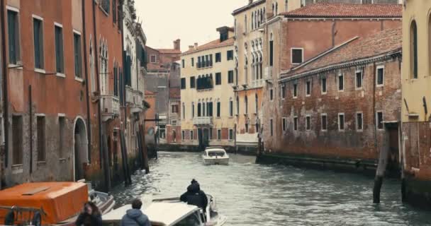 Движение транспорта по водным каналам в Венеции, Италия — стоковое видео