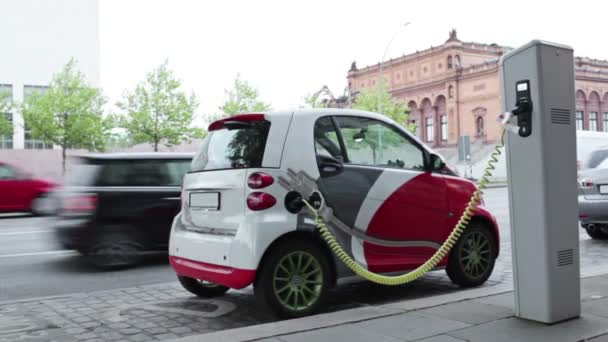 Elektrisk bil på ladestasjon i gaten – stockvideo