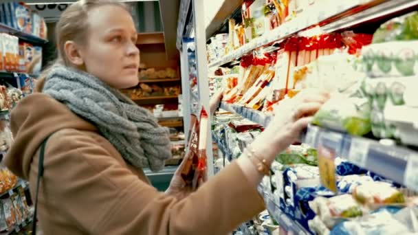 Mujer en la tienda de comestibles elegir alimentos — Vídeos de Stock