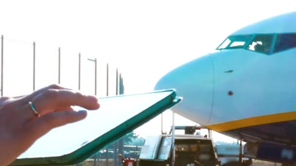 Uso de almohadilla táctil al aire libre en el aeropuerto — Vídeo de stock