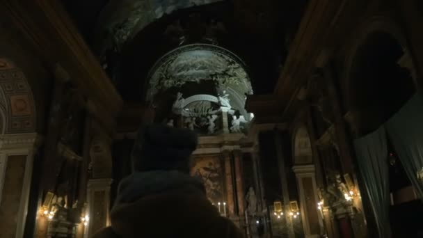 Mujer entrando a la iglesia católica — Vídeos de Stock