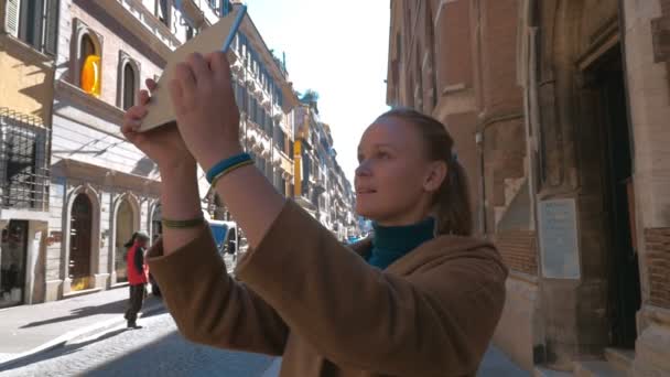 Mujer haciendo fotos de arquitectura europea — Vídeos de Stock