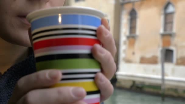 Mujer tomando té junto a la ventana con vista a Venecia — Vídeo de stock