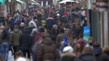 Caddede yoğun insan trafiği