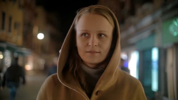 Mujer con abrigo y capucha caminando al aire libre — Vídeos de Stock