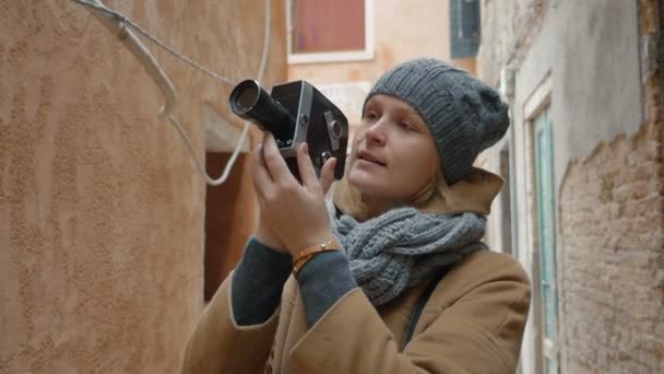 Touriste féminine utilisant une caméra vidéo rétro extérieure — Video