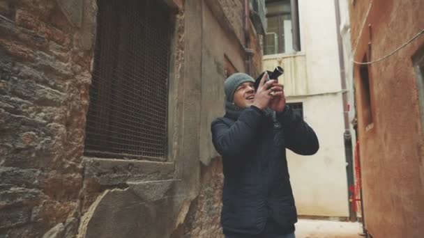 Турист с ретро камерой на открытом воздухе в Венеции — стоковое видео