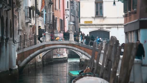 Paisaje urbano veneciano con puente y casas antiguas — Vídeos de Stock