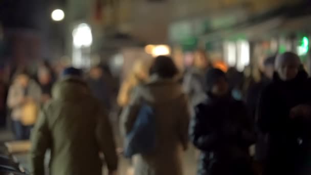 Tráfico de personas en la calle de la noche — Vídeo de stock