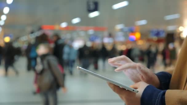 Uso del tablet nella hall dell'aeroporto — Video Stock