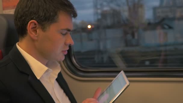 Uomo con tablet durante il viaggio di lavoro — Video Stock