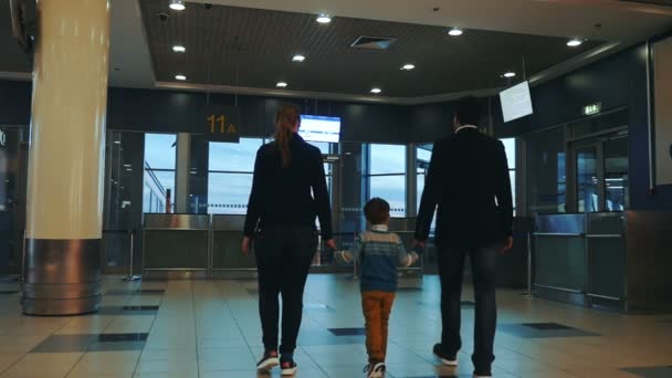 Famiglia di tre persone a piedi nel terminal dell'aeroporto — Video Stock