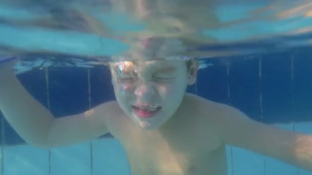 Zábava v bazénu v letovisku — Stock video