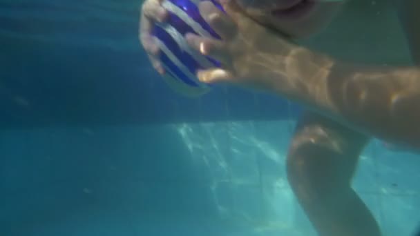 Garçon plonger et monter de l'eau dans la piscine — Video