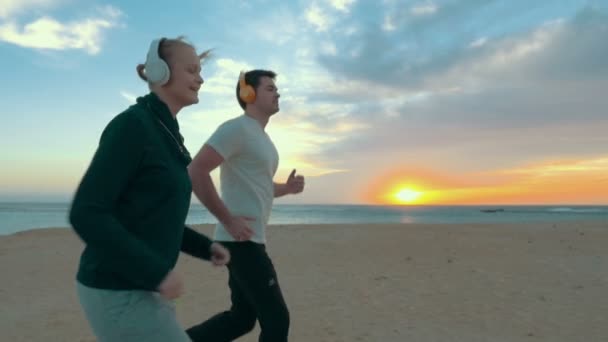 Correr en la playa al atardecer — Vídeo de stock