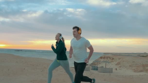 Večerní běh dohromady na břehu moře — Stock video