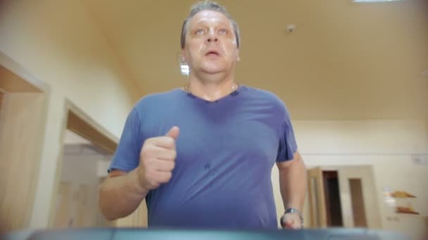 Un poco de cardio es bueno para él — Vídeo de stock