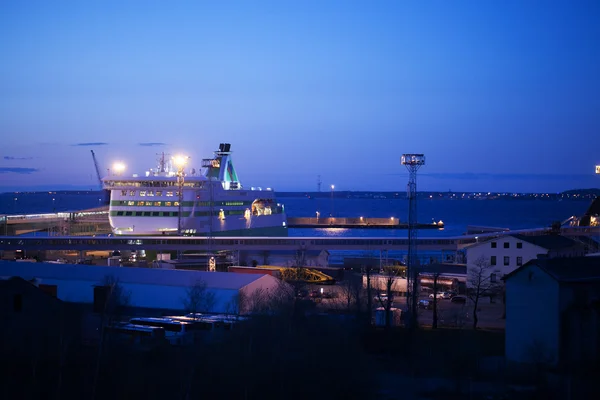 Nachtansicht eines angedockten Kreuzfahrtschiffes — Stockfoto