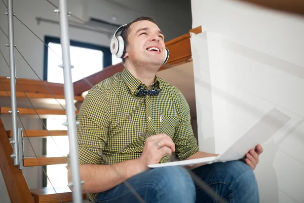 Homme hipster excité se détendre avec de la musique et un ordinateur portable — Photo