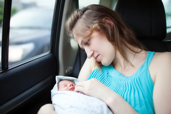 Mother with newborn in the car — 스톡 사진