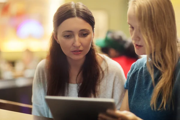 Due donne hanno una discussione nel ristorante utilizzando tablet elettronico — Foto Stock