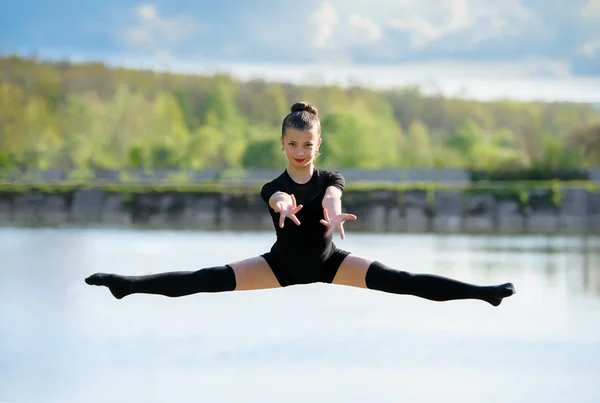 Young Gymnast is Up in the Air Doing Leg-Split — 스톡 사진