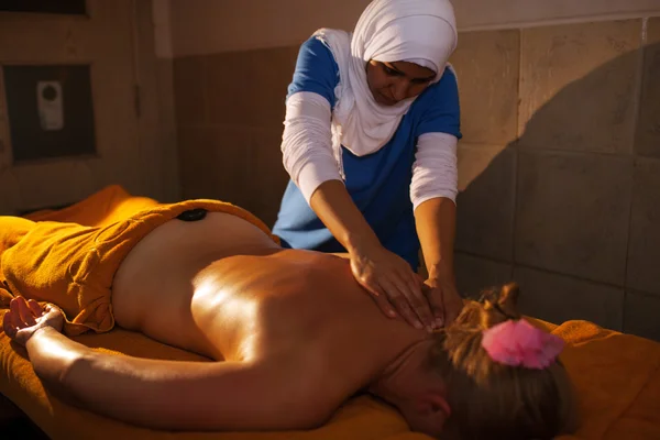 Massage du dos dans le spa de beauté asiatique — Photo