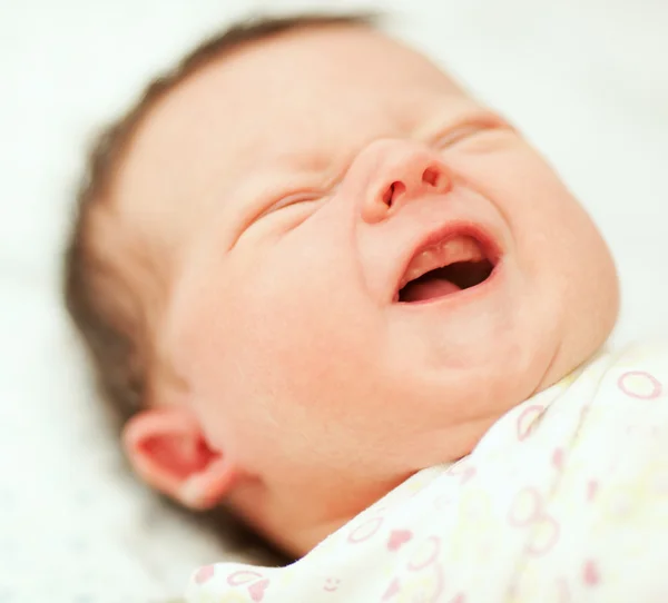 泣いている生まれたばかりの赤ちゃんの肖像画 — ストック写真