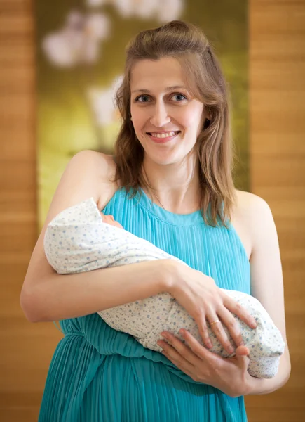 Счастливая мать с новорожденным — стоковое фото