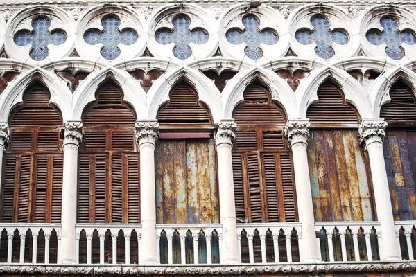 Ancient building with worn facade in Venice, Italy — стокове фото