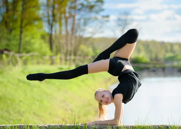 Chica gimnasta rítmica haciendo ejercicio con cinta al aire libre — Foto de Stock