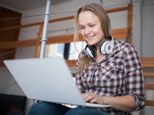 Mulher passar o tempo de lazer com laptop em casa — Fotografia de Stock